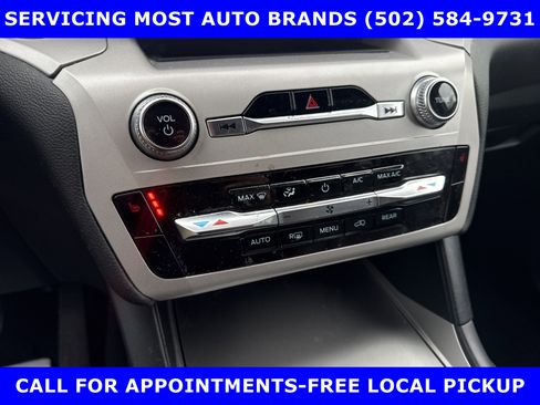 Used 2023 Ford Explorer XLT image 23