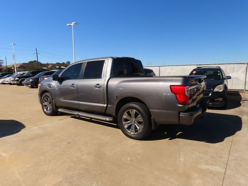 Used 2017 Nissan Titan SV image 16
