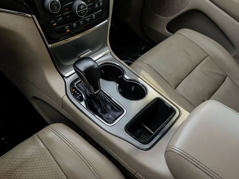 Used 2020 Jeep Grand Cherokee Limited w/ Luxury Group II RWD image 25