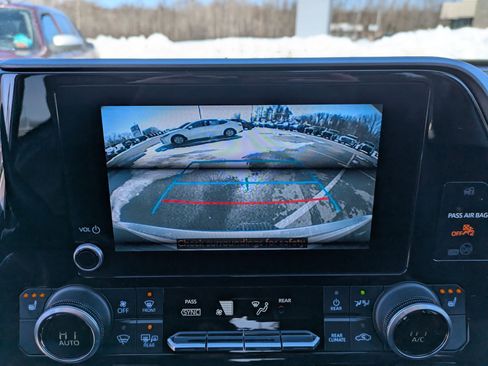 Used 2023 Toyota Highlander XLE image 12