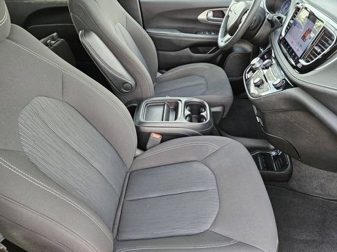 Used 2024 Chrysler Pacifica Touring FWD image 14
