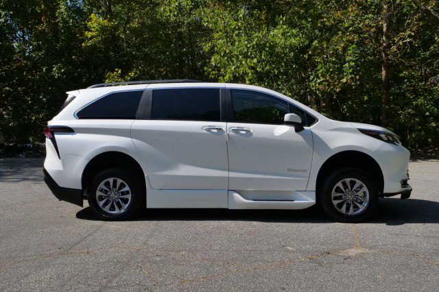 Used 2024 Toyota Sienna XLE w/ XLE Plus Package FWD image 56
