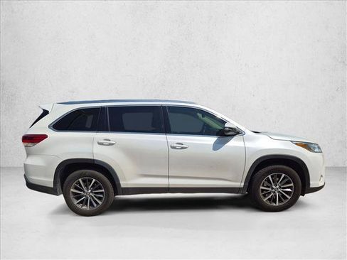 Used 2019 Toyota Highlander XLE FWD image 4