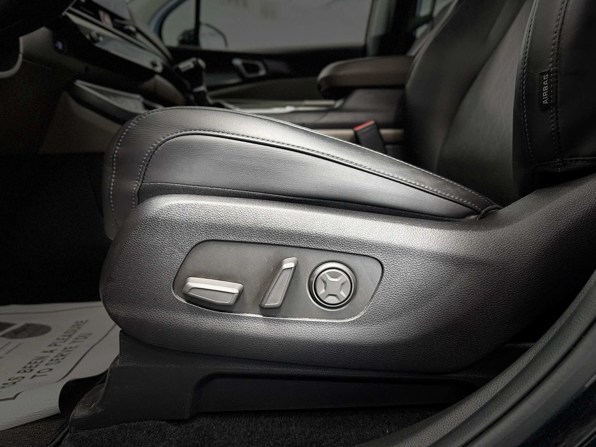 Used 2025 Kia Carnival FWD image 16