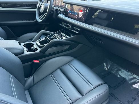 Used 2025 Porsche Cayenne image 16