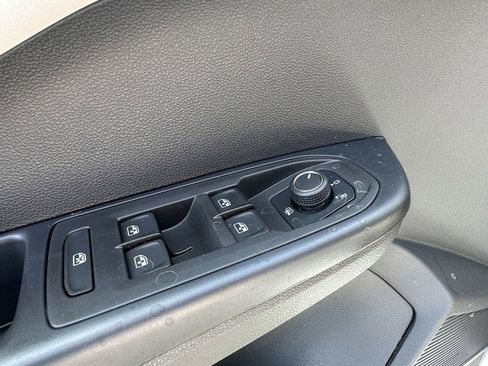 New 2025 Volkswagen Taos SE image 19