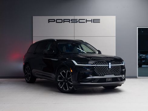Used 2025 Lincoln Nautilus Reserve AWD/4WD image 9