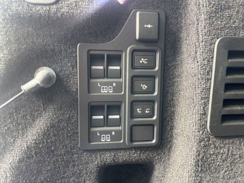 Used 2023 Land Rover Discovery HSE R-Dynamic AWD/4WD image 10