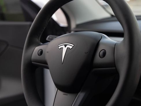 Used 2022 Tesla Model Y Long Range image 19