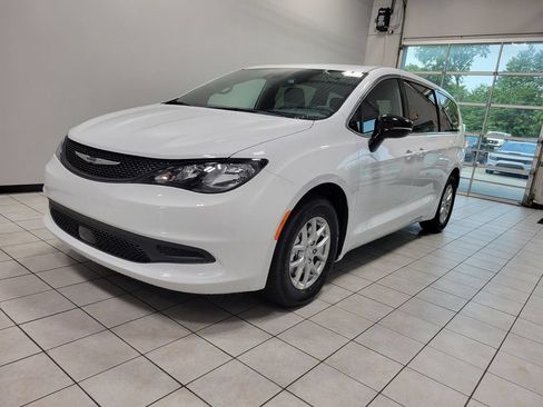 New 2027 Chrysler Pacifica Select AWD/4WD image 3