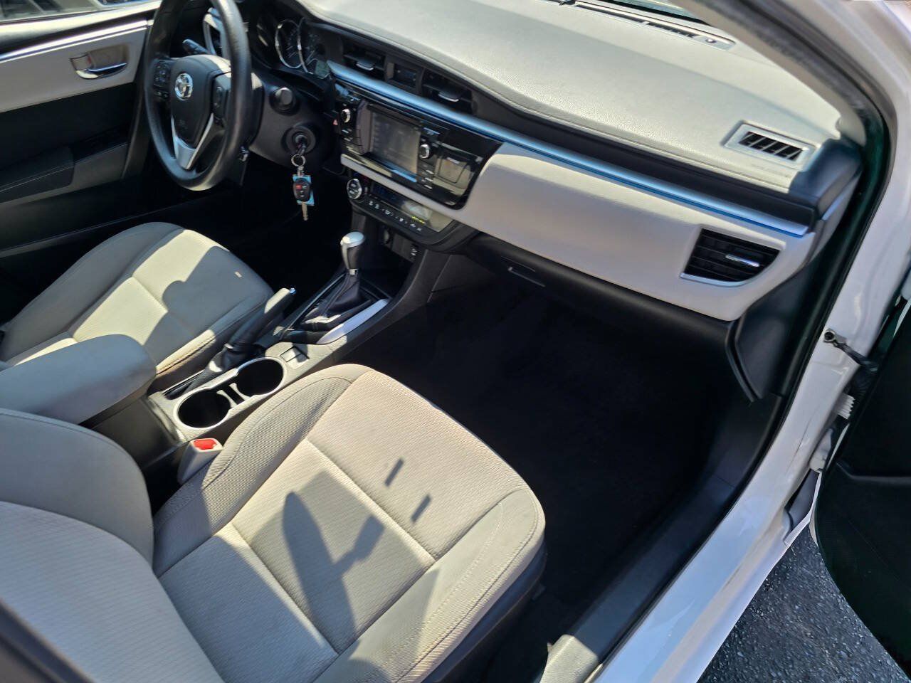 Used 2015 Toyota Corolla LE FWD image 29