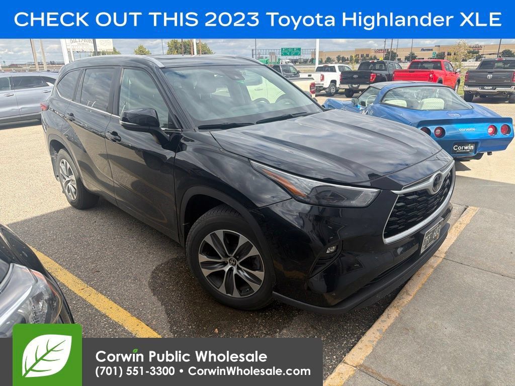 Used 2023 Toyota Highlander XLE AWD/4WD image 1
