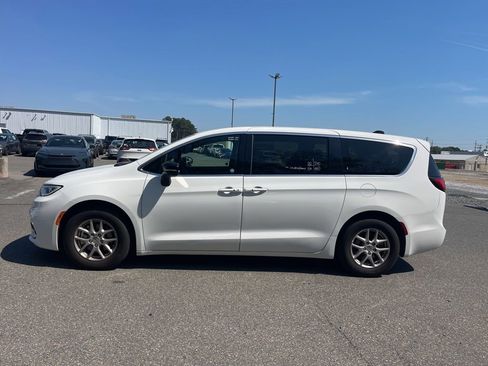 Used 2025 Chrysler Pacifica Select FWD image 2