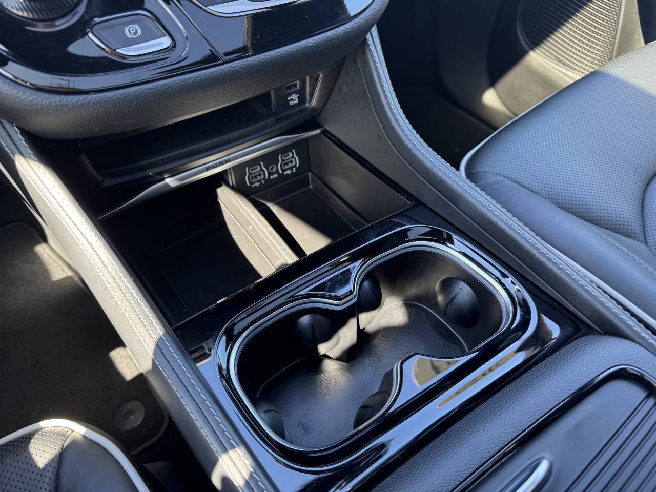 Used 2023 Chrysler Pacifica Limited w/ Uconnect Theater Family Group FWD image 18