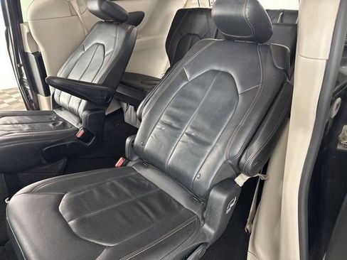Used 2019 Chrysler Pacifica Touring-L image 23