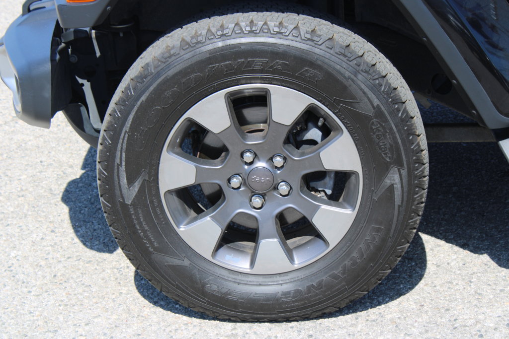 Used 2018 Jeep Wrangler Unlimited Sahara AWD/4WD image 8