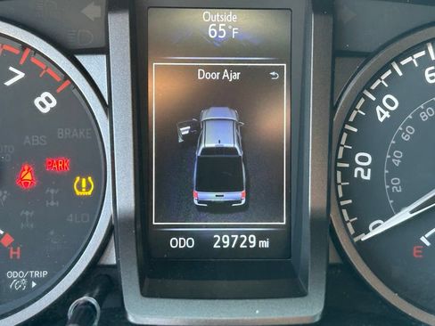 Used 2022 Toyota Tacoma TRD Off-Road AWD/4WD image 17