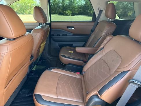 Certified 2025 Nissan Pathfinder Platinum AWD/4WD image 12