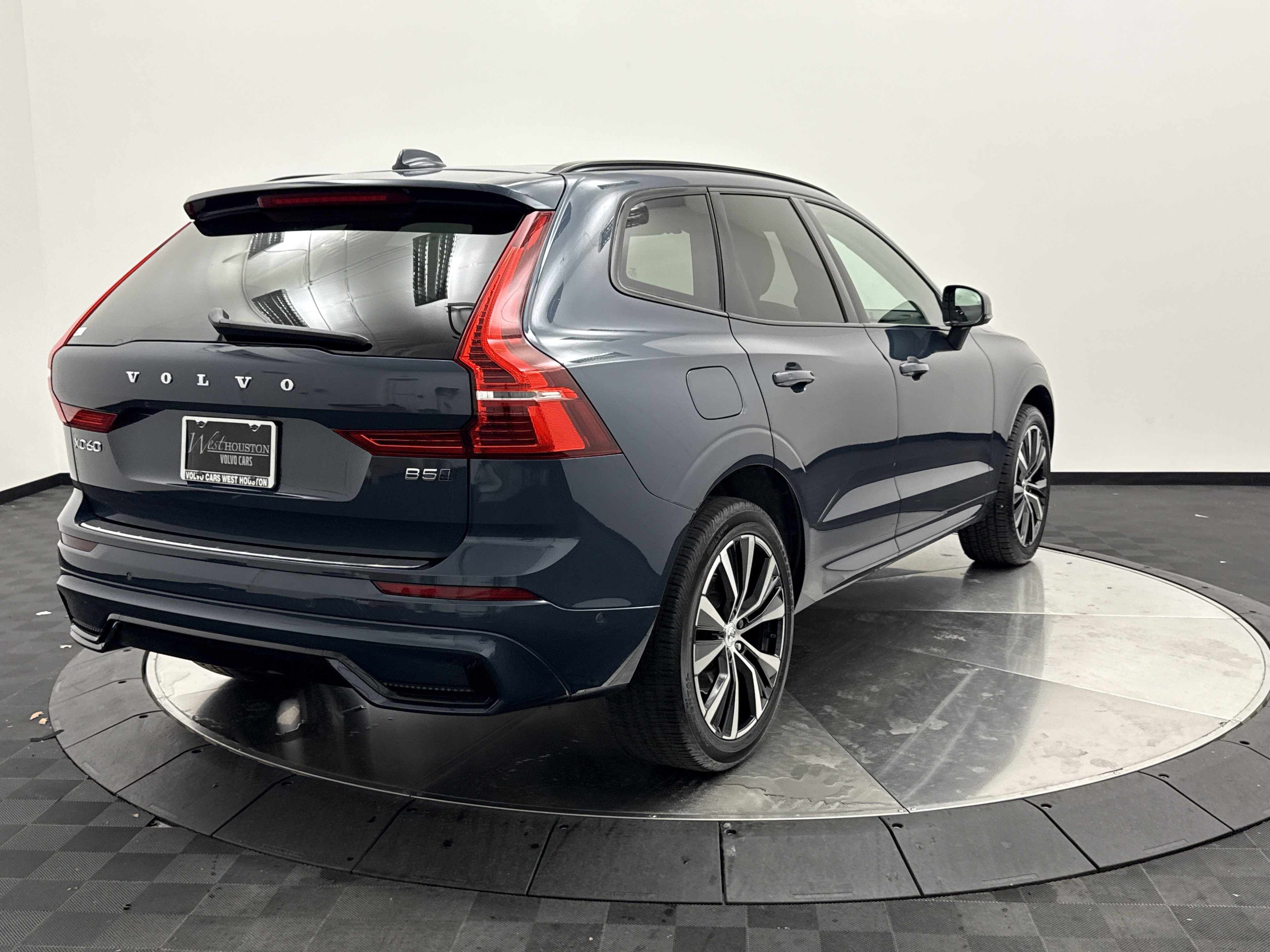 Used 2024 Volvo XC60 B5 Plus w/ Protection Package Premier AWD/4WD image 7