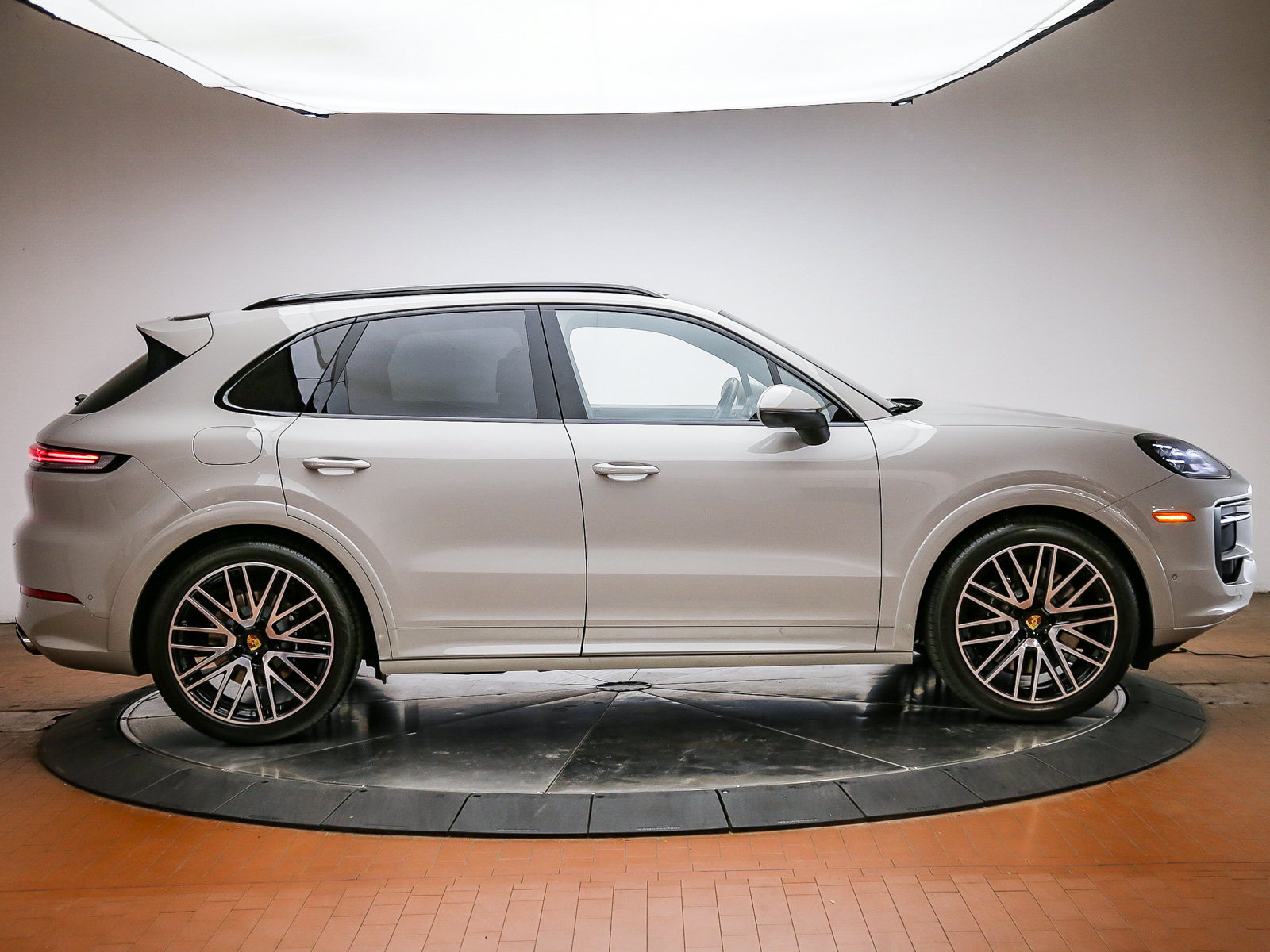 Certified 2024 Porsche Cayenne S AWD/4WD image 8