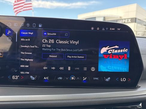 Used 2025 Chevrolet Traverse LT image 18