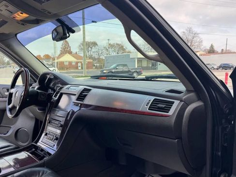 Used 2011 Cadillac Escalade ESV AWD image 16