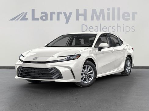 Used 2025 Toyota Camry XLE image 1