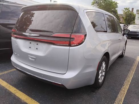 Used 2024 Chrysler Pacifica Touring-L FWD image 7