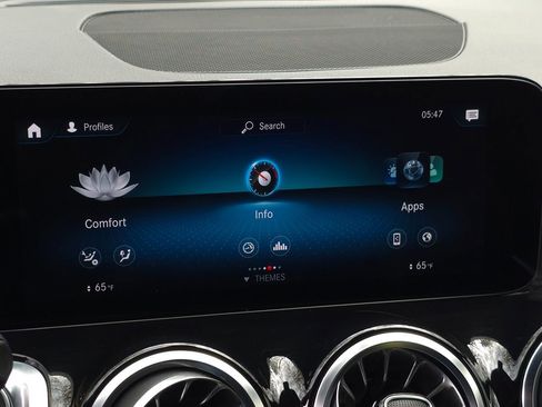 Used 2023 Mercedes-Benz GLB 250 4MATIC w/ Premium Package image 41