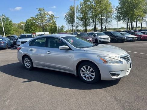 Used 2015 Nissan Altima 2.5 S w/ Power Driver Seat Package FWD image 2
