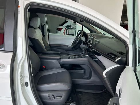 Used 2022 Toyota Sienna XSE image 4