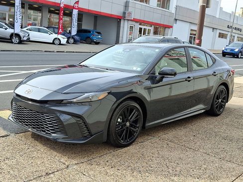Used 2026 Toyota Camry SE image 3