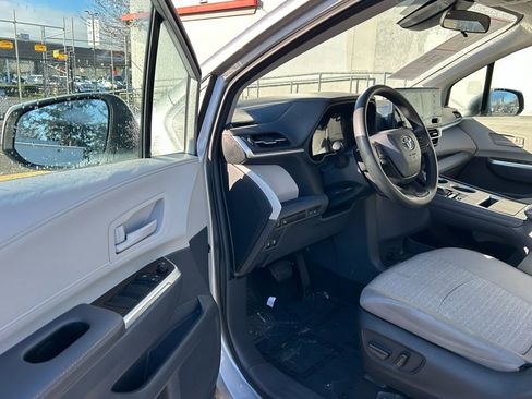 Certified 2024 Toyota Sienna LE image 9