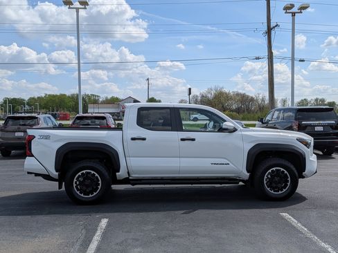 Used 2024 Toyota Tacoma TRD Off-Road w/ TRD Off Road Upgrade Package AWD/4WD image 11