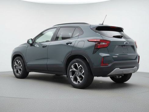 Used 2025 Chevrolet Trax LT w/ LT Convenience Package FWD image 6