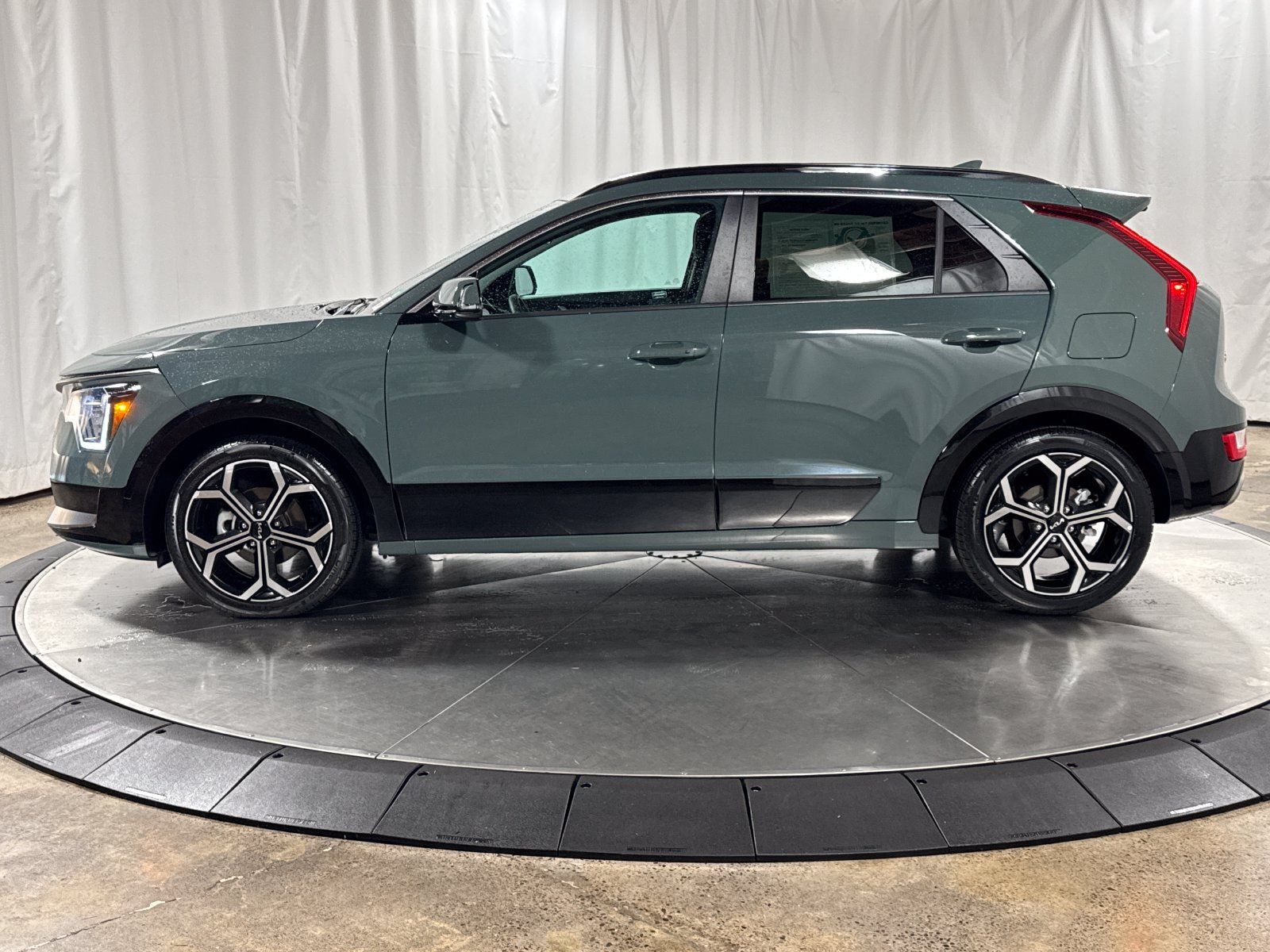 Used 2023 Kia Niro EX Touring FWD image 6