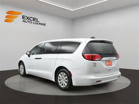 Used 2021 Chrysler Voyager L image 3