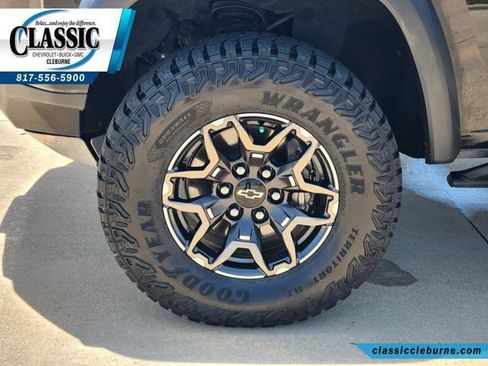 Used 2025 Chevrolet Colorado ZR2 w/ Technology Package AWD/4WD image 13