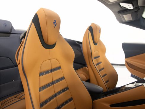Certified 2025 Ferrari Roma Spider RWD image 32