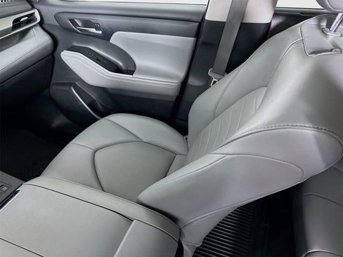 Used 2022 Toyota Highlander XLE image 24