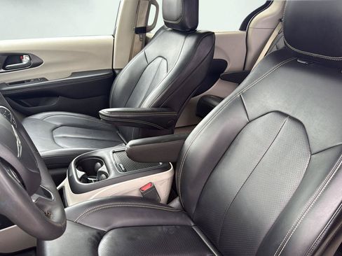 Used 2024 Chrysler Pacifica Touring-L FWD image 11