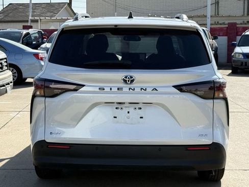 Used 2025 Toyota Sienna XLE FWD image 5