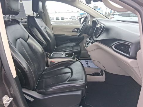 Used 2023 Chrysler Pacifica Touring-L image 17