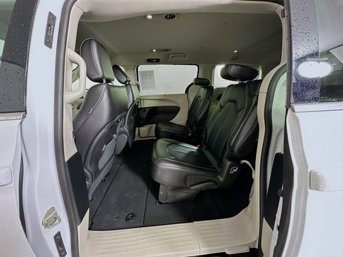 Used 2024 Chrysler Pacifica Touring-L image 26