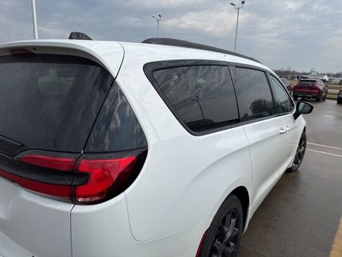 Used 2025 Chrysler Pacifica Limited image 16