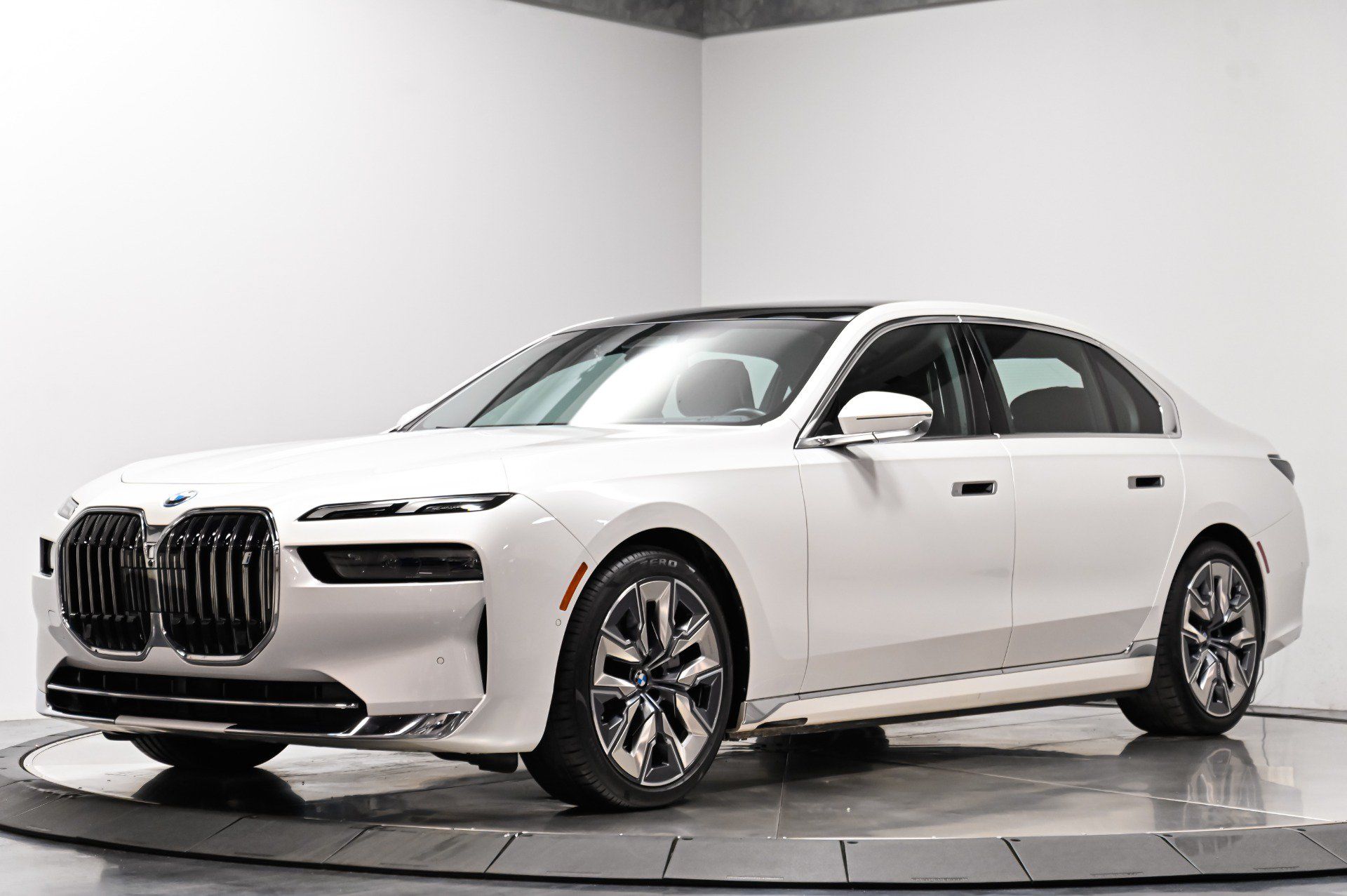 Used 2023 BMW i7 xDrive60 AWD/4WD image 2