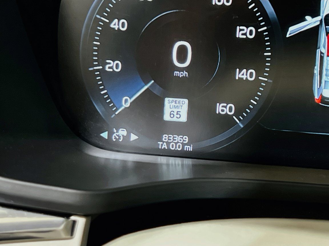 Used 2018 Volvo XC60 T5 Momentum w/ Convenience Package AWD/4WD image 8
