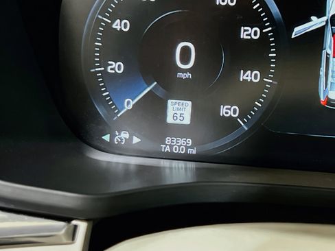 Used 2018 Volvo XC60 T5 Momentum w/ Convenience Package AWD/4WD image 8