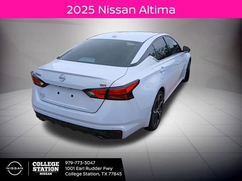Used 2025 Nissan Altima 2.5 SR w/ SR Premium Package image 2