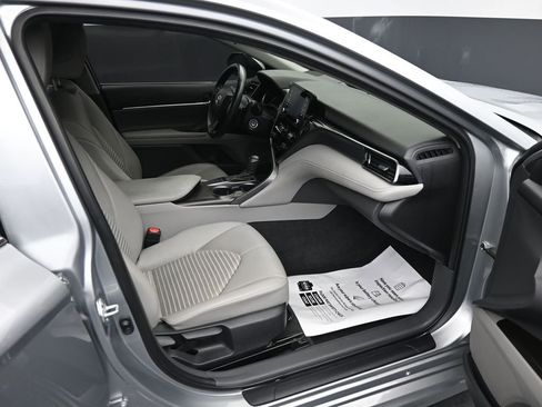 Used 2023 Toyota Camry SE image 12